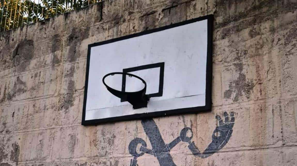 Okulumuzun İçi ve Okul Bahçesindeki Pota ve Direkler Boyanmıştır.